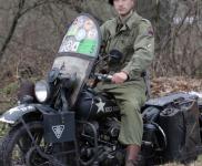 Harley-Davidson 42 WLA z Jihoeskho motocyklovho musea. V takto dochovanm stavu u jezd pes ticet let a lze o nm ci, e vylodn v Normandii zail dokonce tikrt! Poprv v roce 1945, pak po ptatyiceti letech v roce 1989 a naposled pi 50.vro dne D v roce 1994. Vdycky po vlastn ose