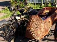 Jednovlcov Ariel 1915 byl jedinm strojem, kter se na tdenn cestovn jinskm krajem vydal se sidecarem. Jak v textu dle uvedeno, nedojel, neb jezdec nedopl jeho motoru sdostatek oleje kvalitn znaky, jak vrobce vdy vslovn doporuoval! Inu Genuine Gargoyle-Mobiloil D