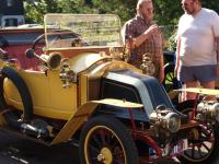 Chauffeur francouzskho vozu Renault, zachycen v zancenm hovoru s velkomonm pnom Pavolom Sklou, kter pivezl pedvst svj vzcn automobil E.M.F modelu Thirty 1915 a z dalekho Slovenska. Fotograf naeho listu tvrd, e napjat diskuse se tkala srovnvn pednost Renaultu s pednostmi stroje konkurennho, pnov rozeli se vak v duchu kolegiln ptelskm.