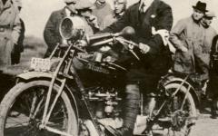 Tvůrce motocyklů Nimbus, Peder Andersen Fisker, tady při motocyklové soutěži na jednom z prvních strojů v roce 1919.