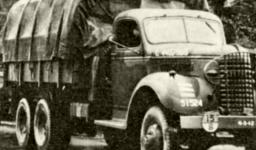 Ještě jednou původní GMC typu ACKWX 353 z roku 1940, tady na dobovém snímku s vlekem.