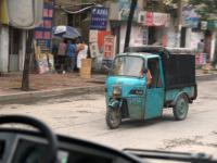 Co je na thle dosluhujc rike tak zajmavho? Prohldnte si pedn kolo a blatnk - jasn Jawa kvaka! Ta se v n ped lety dlala v licenci pod znakou Xingfu a tohle byla jej uitkov varianta. Dnes u ji v provozu potkte jen velmi zdka, vozov park v n se nevyznauje nijak vysokou ivotnost