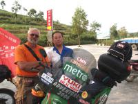 Blo-modr blza prozrazuje pslunost k firm QINGQI. Pn, co se spolu se mnou s chut fotografuje, je oblastn zstupce prodeje motocykl Qingqi v Xianu.