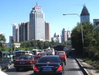 Urumqi ns vt jako skuten velkomsto. Vkov budovy, modern architektura, zplava vozidel. Ale kupodivu dn dopravn kolapsy