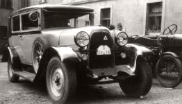 Hošťálkův Fiat 501 z roku 1922, za ním motocykl NSU 4 PS z roku 1923 a vůz L&K, obojí rodiny Plášilů z Českých Budějovic.