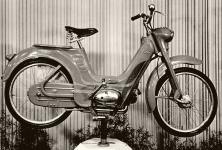 Prototyp lisovaného mopedu Jawa.