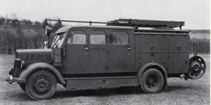 Hasičská nářaďová nástavba s kabinou pro mužstvo, stříkačkou a hadicovým bubnem, kterou na podvozek Opel-Blitz stavěla firma Magirus z Ulmu.