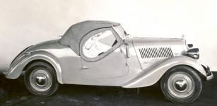 Popular roadster model 1936 - výřez z továrního snímku 63-1666 (dnes v archivu Jihočeského motocyklového musea v Českých Budějovicích).