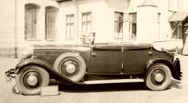 Šestisedadlový čtyřdvéřový cabriolet na podvozku osmiválce Praga Grand, realizovaný firmou Petera v roce 1932.