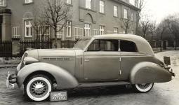 Pětimístný cabriolet, realizovaný na podvozku amerického šestiválcového vozu Studebaker Dictator model 1936.