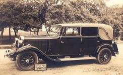 Luxusní čtyřdvéřový cabriolet na podvozku Studebaker.