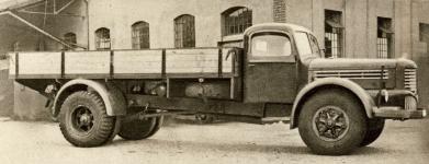 První vyrobený valník ani neměl nastříkané dřevěné bočnice korby. Ty se pak v sériové výrobě vždy stříkaly barvou vozu - tedy tmavozeleně.