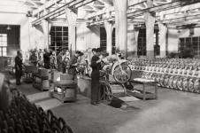 Záběr z výrobní haly, kde se v roce 1956 naplno rozjela výroba mopedů DEMM Dick – Dick.