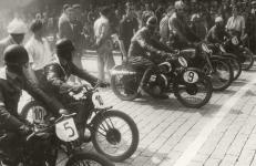 Na startu V. Lochotnskho okruhu 1937 - Vlk se startovnm slem 9 (Ogar), zcela vlevo Mrzek s slem 5 (Velocette).