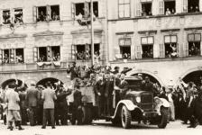 Osvobození v květnu 1945 - ZIS na náměstí v Čes. Budějovicích před Merkurem (hotel Slunce, dnes pasáž Dvořák)