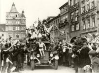 ZIS-5 v květnu 1945 na českobudějovickém náměstí před hotelem Merkur (dnes pasáž Dvořák).