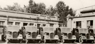 První poválečné vozy pro ČSD byly zatím ještě na dřevoplyn, tedy typu Škoda 256 G, s chladičem plynu nezvykle ukrytým za maskou.