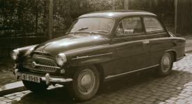 Škoda Octavia na ulici v Liberci - po roce 1953 zavedené SPZ měly pro Liberec sérii OS a po jejím vyčerpání RF (foto Hošťálek 1960).