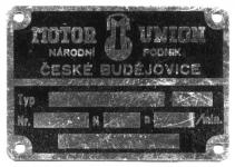 Typový štítek se stylizovaným logem MU, používaný na výrobcích n.p. Motor-Union.