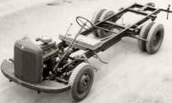 Na chassis vozu je zřejmá palivová nádrž, převzatá beze změn z Opelu Blitz a i stejně na rámu uchycená (firemní foto).