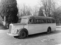 Dálkový autobus s prosklenými „vyhlídkovými“ okraji střechy, vevnitř vybavený i záclonkami.