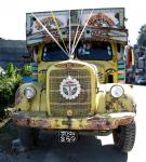 TATA - Mercedes na předměstí nepálského města Pokhara - foto Hošťálek (2011).