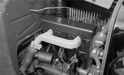 Z pravé strany vypadal čtyřválcový OHV motor s jeho plechovými bočními víky hodně „krabicovitě“.