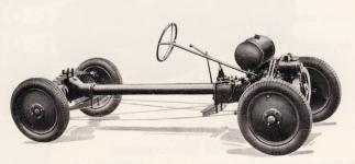 Pteov chassis Tatra 57 se dvma plechovmi pnmi nosnky pro upevnn karoserie a lankovm ovldnm mechanickch brzd.