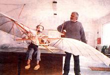Majitel musea s jednm z aviatickch model