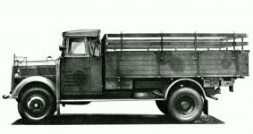 Borgward B 3000 v prvním provedení z roku 1939 měl otevřenou kabinu jednoduchých tvarů s plachtovou střechou, kterou bylo možno v případě nepříznivého počasí doplnit připínacími bočními okny, zašitými do plachtoviny. Blatníky propojovaly dlouhé dřevěné stupačky. Na tomto snímku je před zadním blatníkem vidět ruční hever (na kliku), který byl součástí výbavy. Oblouky pro plachtu se vozily napříč přes kapotu.