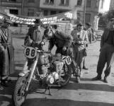 Hurikan 003 v Heinzov motocyklov souti v roce 1950  na snmku Vladislav Vlk v asov kontrole v Karlovch Varech.