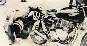 Dobovch fotografi je mlo - tohle je snmek z Heinzovy motocyklov  soute, uveejnn v asopisu Motocykl v roce 1951.