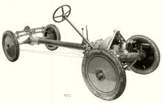 První provedení páteřového podvozku vzduchem chlazené dvouválcové Tatry 11, tady ještě na úzkých falcových pneumatikách 710 x 90 a bez elektrického startéru, jen s natáčecí klikou. Otcem této převratné tatrovácké koncepce byl Hans Ledwinka a vůz byl veřejnosti poprvé představen v dubnu roku 1923, na XV. Pražském autosalonu.