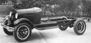 Tovární fotografie podvozku model 1928 ještě na drátěných kolech.