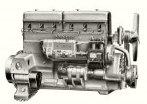 Pohled zprava na motor OM 54 prozrazuje umístění dvouválcového kompresoru brzd a za ním umístěného vstřikovacího čerpadla, ale i to, že motor měl dvě hlavy, každou společnou pro tři sousední válce.
