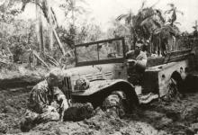 Tichomoří 1944: Dodge WC 51 uvízlý v blátě Taclobanu navzdory řetězům i  náhonu na všechna čtyři kola...   (foto US National Archiv)