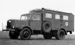 Csepel D 350 karosovaný jako armádní velkoprostorový sanitní vůz.