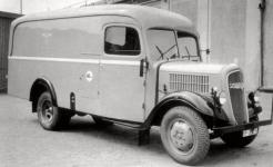 Fotografie vozu se skříňovou karoserií pro říšské pošty z roku 1942. Dokladuje to i poznávací značka. Písmena „RP“ znamenají „ReichsPost“. Teď už je řízení i zpětné zrcátko vlevo.