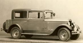 Škoda 645 v dvoudvéřovém zavřeném provedení (Tudor) fotografovaný pro výstavní účely sezóny 1929 (archiv Hošťálek)