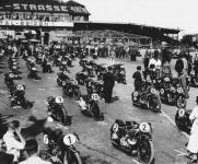 Motorradstart vor dem Avus-Nordtor 1937                                   (foto PBZ)