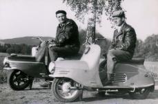 Dva z prototypů skútrů ČZ s výfuky v krajích stupaček - vlevo mladý Jarka Koch, syn J.F. Kocha