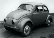 Tovrn snmek prvnho (zelenho) prototypu Renault 4CV z roku 1942