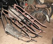 Uprost�ed, mezi r�my stroj� R47, je r�m popisovan�ho stroje R63 s origin�ln� n�dr��