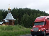 Amerian v Rusku  Freightliner mj pravoslavnou kapliku kousek ped Zlatoustem