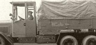 Takto vypadal Henschel typ 33 B 1 s pvodnm benznovm tyvlcem o vkonu 60 kon, pedchdce pozdjch stednch tnpravovch voz Henschel 33 D1 a Henschel 33 G 1. Toto byla nabdkov fotografie pro armdn komisi, kde jsou zejm peliv proveden vzorov popisy na karoserii. Nkladn vozy t doby mly mt na bocch karoserie zetelnou poznvac znaku. To je ta bl plocha na postranicch valnku a velkmi psmeny RW. Protoe se jednalo o dosud neprodan pedvdc prototyp, nebylo zatm slo kompletn vyplnn, pedsl RW ale prozrazovalo, e se jedn o automobil patc nmeck armd (RW = Reichswehr).