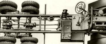 Na fotografii podvozku shora je dobe vidt uspodn zadnch nprav i jejich propojen kardanovmi hdeli. Na posledn nprav byly uloen pracovn vlce vzduchotlakch brzd, propojen k brzdovm klm bylo thly. Zsobnky stlaenho vzduchu byly dva, nap pod zadnm koncem rmu. Dobe je tak vidt mal adic pka vijku, trc z podlahy ped sedadlem idie.