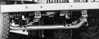 Pohled zespoda pod nraznk vozu Ford V 3000 S prozrazuje detail nov pedn npravy, zaven tentokrt na dvojici podlnch listovch per.