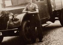 Z roku 1952 je tato fotografie z dopravnho podniku v Tboe, na kter je vlen Ford V 3000 S vyroben v roce 1942 s paprovou Einheits- kabinou se svm idiem, kter jej vzorn generlkoval ve svm osobnm volnm ase. Inu socialismus