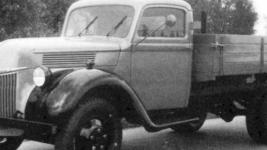 Z let 1949-53 je tento jedenapl a dvoutunov tyvlcov nkladn Ford s oznaenm BB  Special, kter byl vyroben v celkovm potu 1.859 kus.