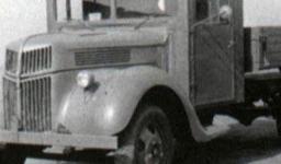 Tovrn snmek vozu Ford V 3000 S (4x2) ve zjednoduenm proveden s Einheits- jednotnou kabinou ze deva a lisovan paprov hmoty.